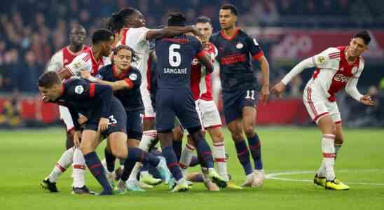 Der PSV versetzt Ajax mit einem verdienten Sieg in einem