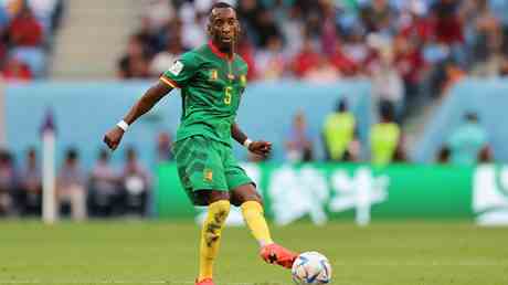 Der Star aus Kamerun macht bei der Weltmeisterschaft eine Geste