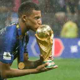 Die Star Angreifer Mbappe und Benzema fuehren die starke WM Auswahl Frankreich