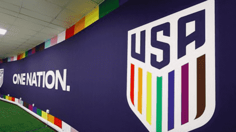 Die USA enthuellen vor der FIFA Weltmeisterschaft ein Wappen mit LGBT Motiven