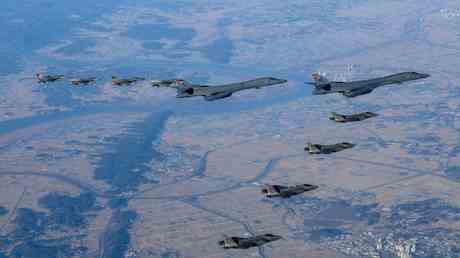 Die USA verlegen einen Langstreckenbomber auf die koreanische Halbinsel —