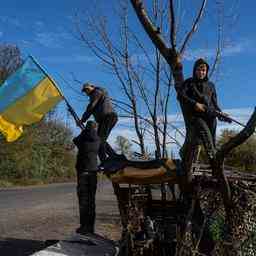 Die ukrainische Armee naehert sich Cherson und nimmt Dutzende von