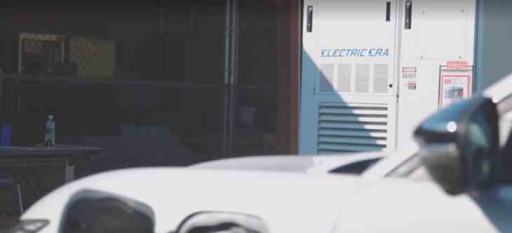 Electric Era moechte ein EV Ladegeraet auf dem Parkplatz eines Supermarkts