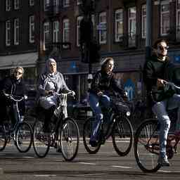 Fahrradhelm am effektivsten fuer sichereren Verkehr Unterwegs