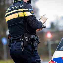 Feiner Regen waehrend einer grossen Polizeiaktion in Zoetermeer Zoetermeer