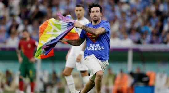 Feldteilnehmer mit Regenbogenfahne unterbricht Portugal Uruguay Fussball Weltmeisterschaft