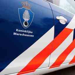 Gepanzerte Kettenfahrzeuge der Marechaussee auf oeffentlichen Strassen Den Haag