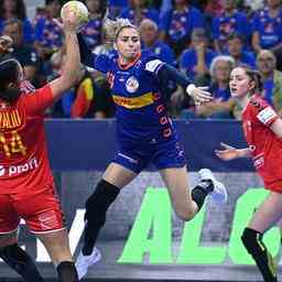 Handballer starten mit hart umkaempftem Sieg ueber Rumaenien in die