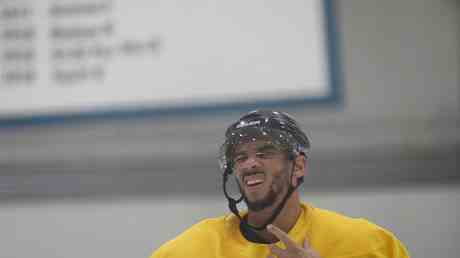 Hockeystar nach aufgeschlitztem Handgelenk ins Krankenhaus gebracht — Sport