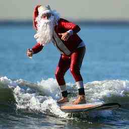 Hunderte von Surfin Santas tauchen auch dieses Jahr wieder in