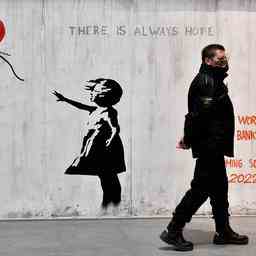 Kuenstler Banksy ruft zum Diebstahl von Guess Kleidung auf Laden in