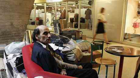 Mann der „The Terminal inspirierte stirbt am franzoesischen Flughafen –