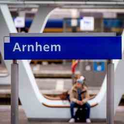 Mann flieht am Bahnhof Arnheim auf dem Weg nach Marechaussee
