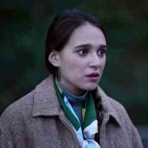 Capucine Valmary spielt ein junges Mädchen, Lison, das eine Leistung in einer schrecklichen Lüge ihres Vaters (gespielt von José Garcia) sein wird.
