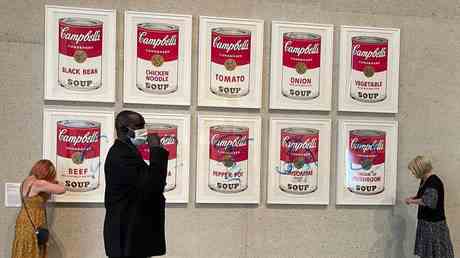 Oeko Demonstranten greifen ikonisches Warhol Kunstwerk an VIDEO — World