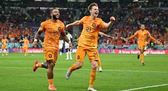 Orange setzt sich dank spaeter Tore im ersten WM Spiel gegen