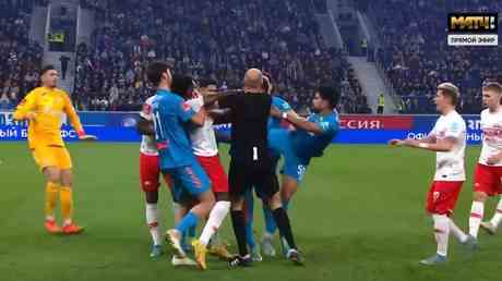 Russischer Fussballkampf endet in Massengewalt VIDEO — Sport