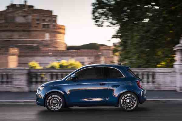 Stellantis bringt seinen neuen vollelektrischen Fiat 500e Anfang 2024 nach