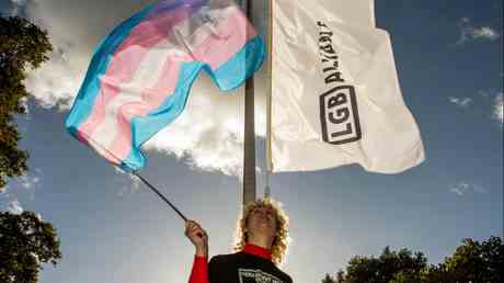Transgender Wohltaetigkeitsorganisation versucht Schwulenrechtsgruppen den Status als Wohltaetigkeitsorganisation zu entziehen —