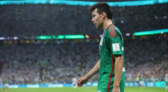Traurige mexikanische Spieler blieben nach der Niederlage gegen Argentinien stundenlang