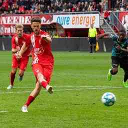 Twente sieht starke Heimserie in der Eredivisie mit spaetem Elfmeter