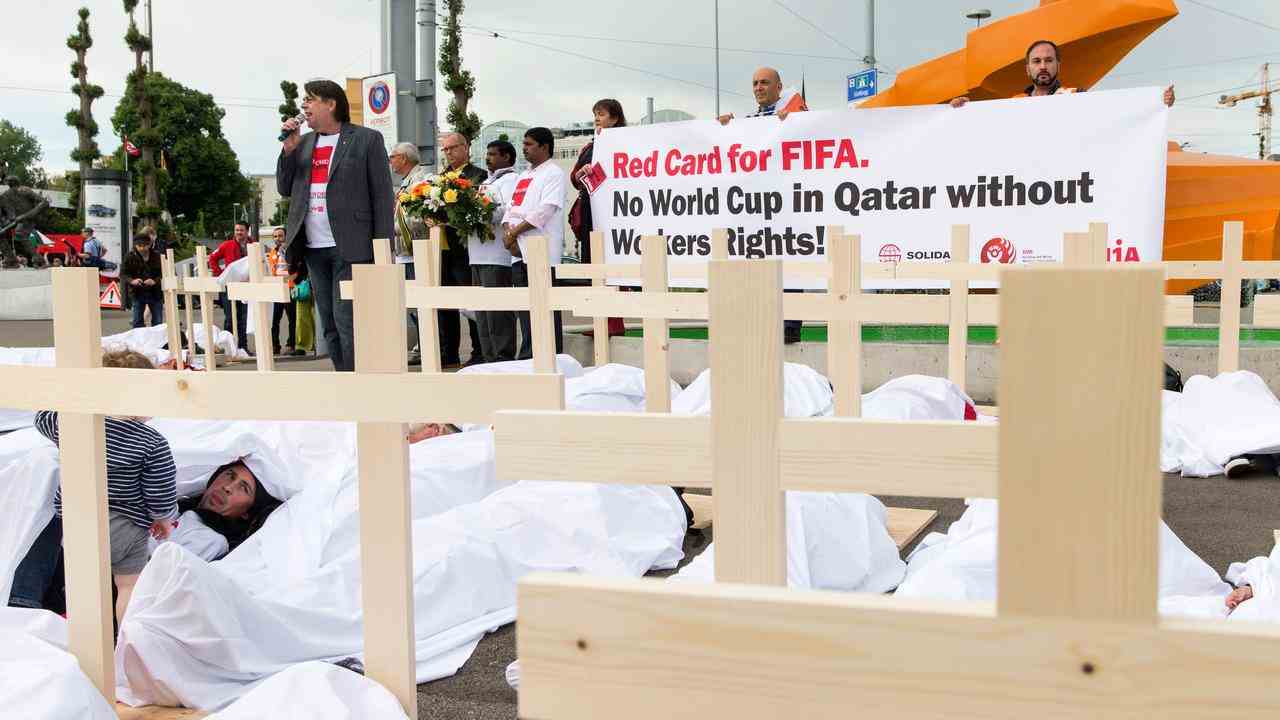 Demonstranten protestierten beim FIFA-Kongress 2015 gegen die Weltmeisterschaft in Katar.