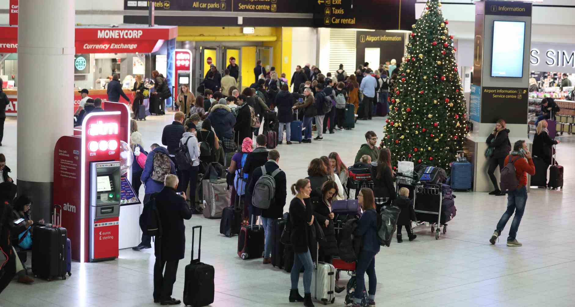 lange Warteschlange am Flughafen in den Ferien, sechsmonatige Clear-Mitgliedschaft als Geschenkidee