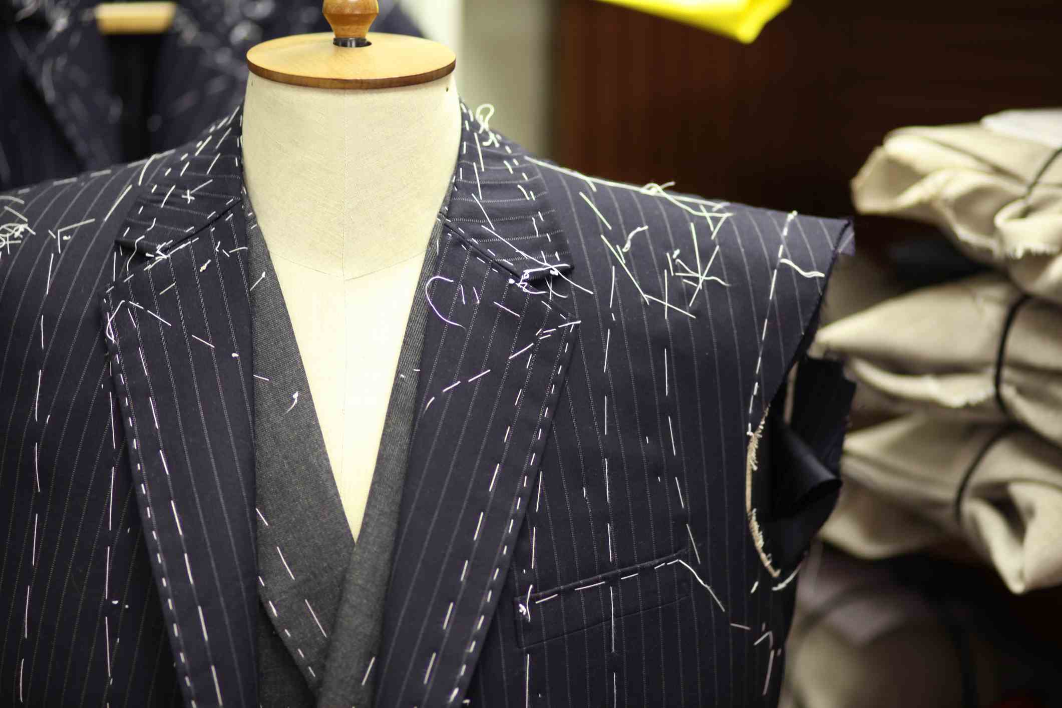 Maßgeschneiderter Anzug im Shop entworfen
