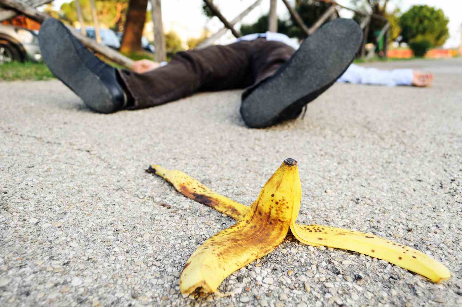Ein Mann fiel auf einer Bananenschale zu Boden.