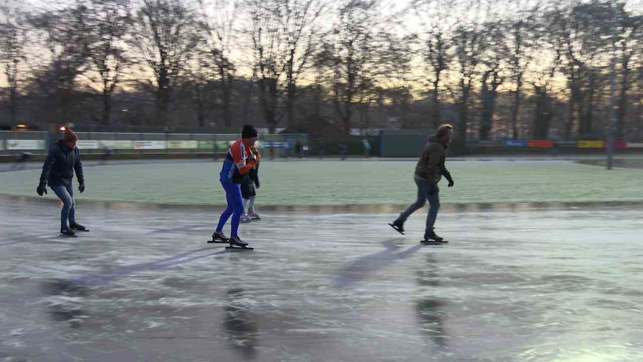 Beeld uit video: IJspret in Doorn na koudste nacht van het jaar