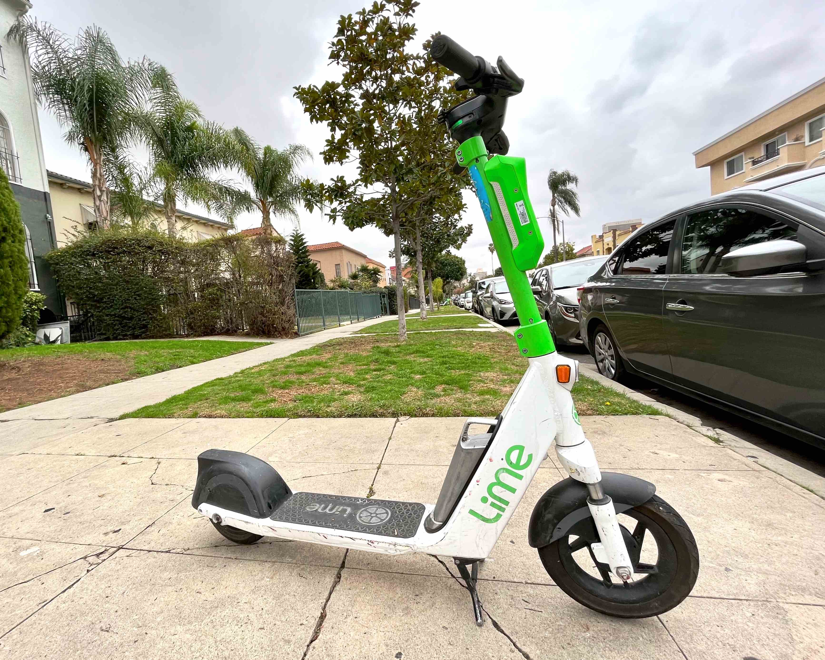 Ein gemeinsam genutzter Roller, der auf einem Bürgersteig in Koreatown, Los Angeles, geparkt ist.
