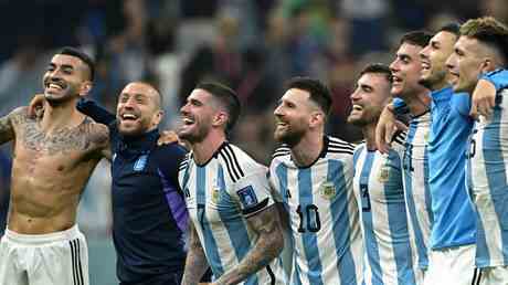 Argentiniens zu weisse Fussballmannschaft faellt in Katar auf den Radar