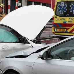 Auto kollidiert mit hartem Schlag gegen Ampel in Breda Fahrer