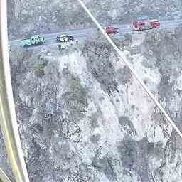 Auto stuerzt in Kalifornien von 300 Fuss hoher Klippe ab