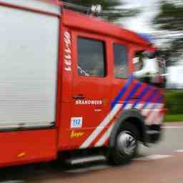 Autobrand in Deventer Polizei findet Geraet das verdaechtig nach Zuender