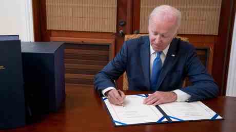 Biden unterzeichnet Ausgabenrechnung in Hoehe von 17 Billionen US Dollar —