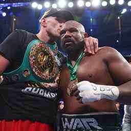 Boxer Fury kuemmert sich um Chisora ​​und behaelt Weltmeistertitel im
