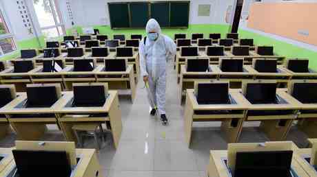 Chinas groesste Stadt fordert Schulen auf Unterricht online abzuhalten —