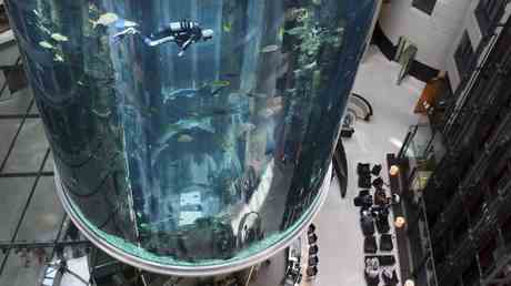 Das groesste zylindrische Aquarium der Welt explodiert VIDEO — World