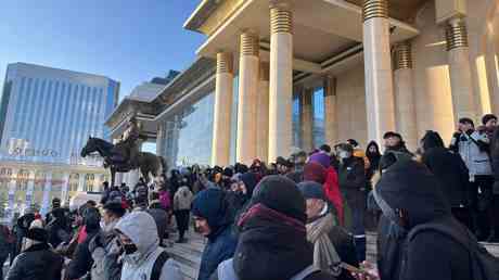 Demonstranten stuermen Regierungspalast in der Mongolei VIDEOS — World