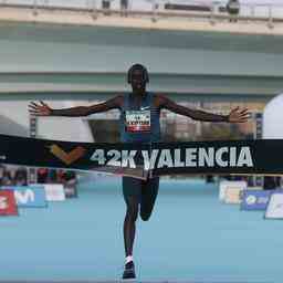 Der Kenianer Kiptum laeuft beim Marathon Debuet in Valencia zum vierten