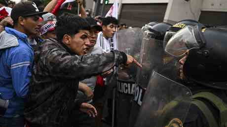 Der peruanische Praesident reagiert auf gewalttaetige Proteste — World