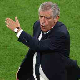 Der portugiesische Nationaltrainer Santos laesst nach dem WM Aus die Zukunft