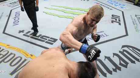Der russische UFC Anwaerter liefert einen atemberaubenden KO in der ersten