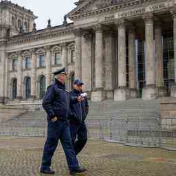 Deutsche Polizei nimmt 25 Rechtsextremisten fest die moeglicherweise das Parlament
