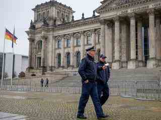 Deutschland sieht Extremismus auf dem Vormarsch und kuendigt strengeres Waffengesetz