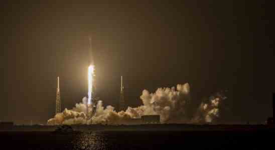 Die Orion Kapsel der NASA kehrt zur Erde zurueck waehrend die