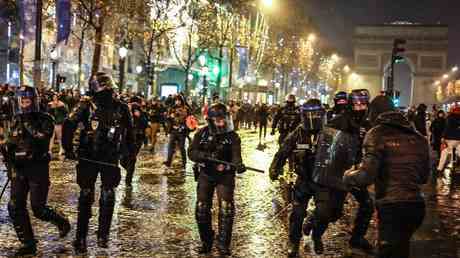 Die Polizei zerstreut Menschenmassen in Paris brutal als Argentinien die