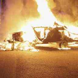 Ein weiteres Auto durch Brand in Enschede zerstoert dritter Autobrand