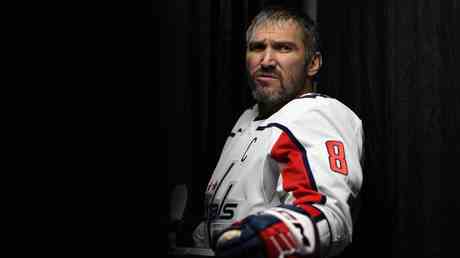 Eishockey Boss enthuellt sein Versprechen Ovechkin auf Rekordjagd zu gehen —